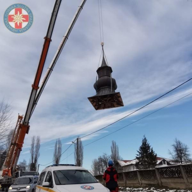 Uklanjanje kape tornja crkve u Maloj Gorici