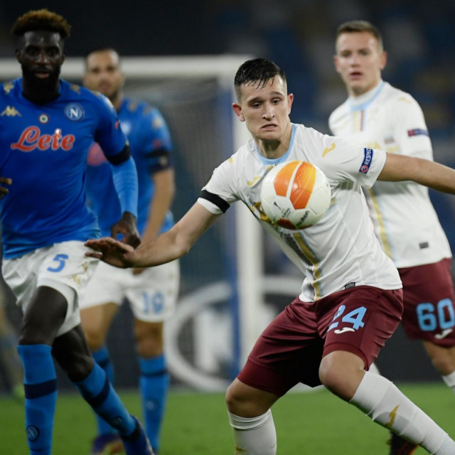 Daniel Štefulj (u sredini) blizu je Dinama