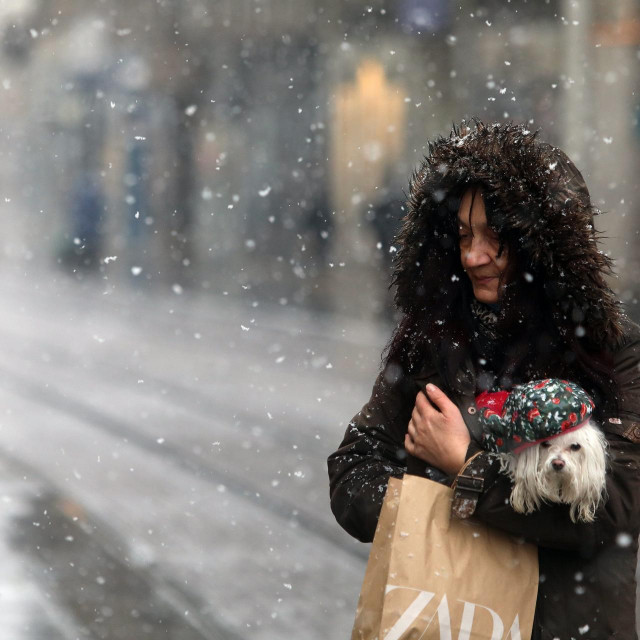 Zagreb, 100121.
Trg bana Jelacica
Prvo jaci ovogodisnji snijeg zabijelio je zagrebacke ulice.