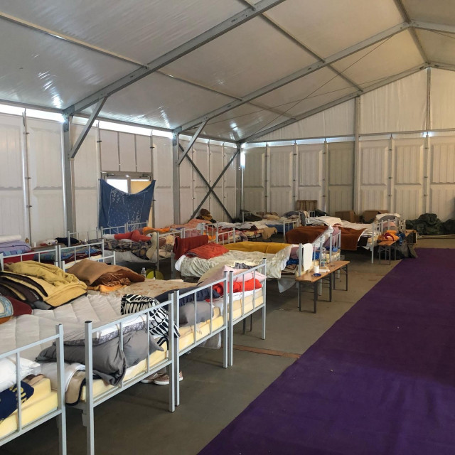 Ekipa koja radi na distribuciji hrane za potresom pogođena područja