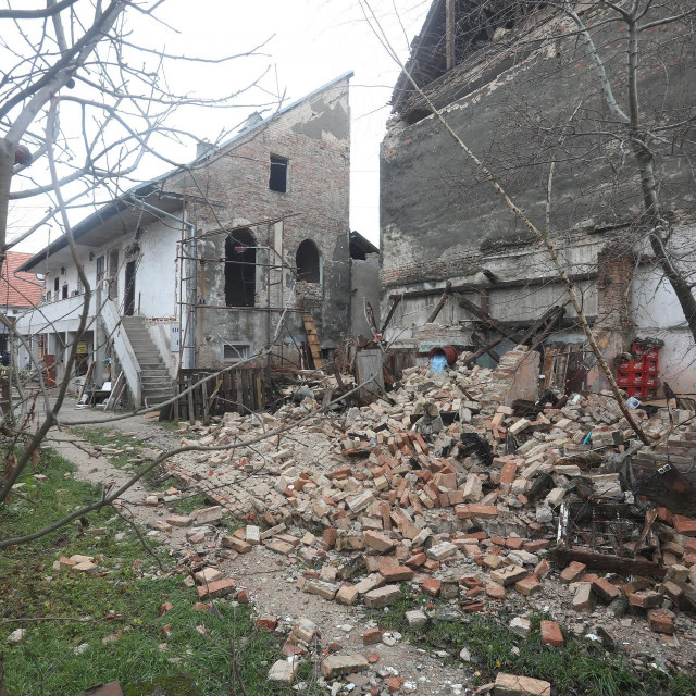 Prizor iz Siska snimljen dan nakon razornog potresa