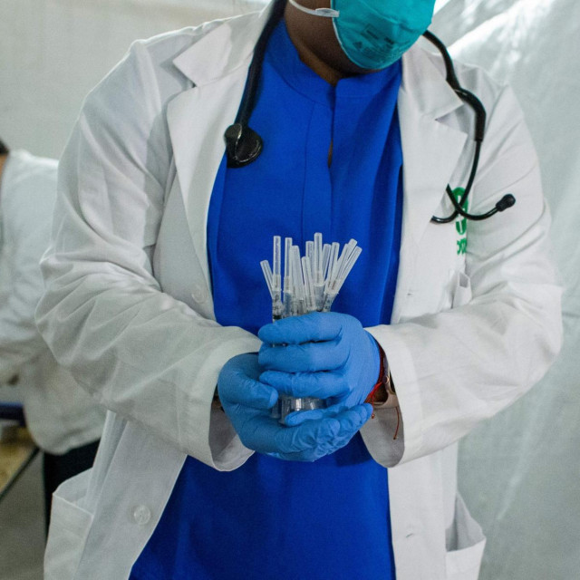 Samo 10,6 milijuna Amerikanaca primilo je cjepivo otkako su savezni regulatori prošlog mjeseca dali hitna odobrenja za dva cjepiva