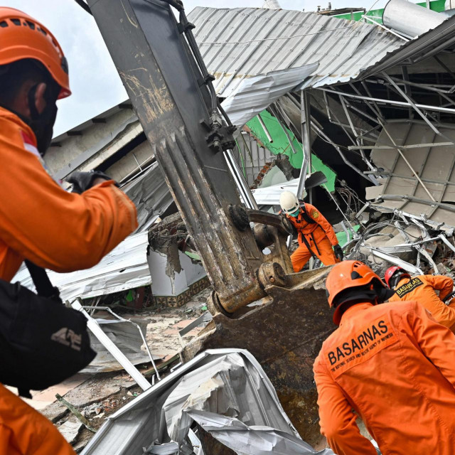 Potraga za žrtvama potresa