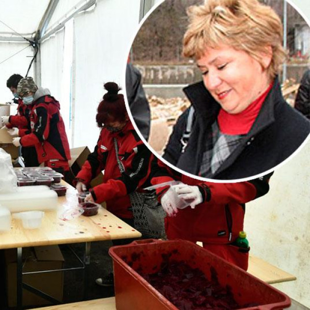 Vesna Stajčić (u krugu)