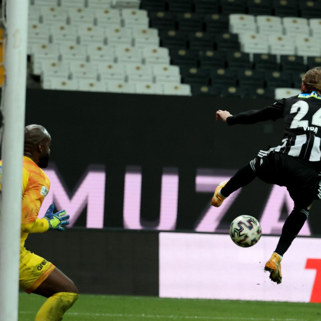 Domagoj Vida (broj 24) u dresu Bešiktaša