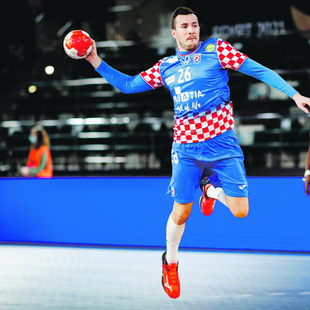 Manuel Štrlek zabija Angoli