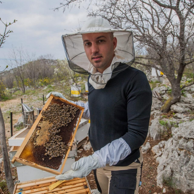 Smokvica, Novi Vinodolski.
Pčelar Antonio Komadina