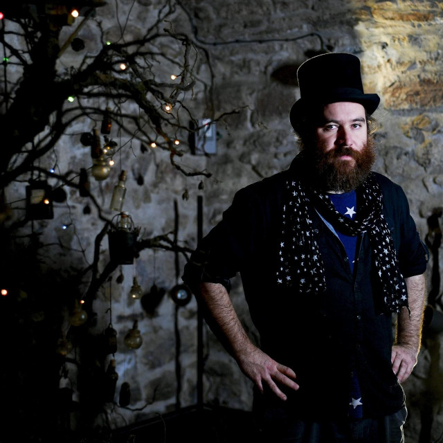 Zagreb, 131217.
Postav izlozbe Zdenka Basica pod nazivom Vjetrove sjene koja ce biti otvorena od 14.12. do 28.1. u Klovicevim dvorima.
Na fotografiji: Zdenko Basic.