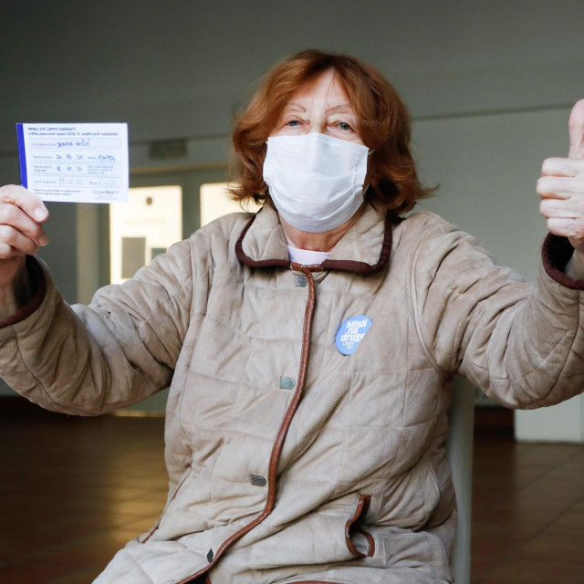 Umirovljenica Branka Aničić u Domu za starije Trešnjevka primila drugu dozu Pfizerovog cjepiva.
 