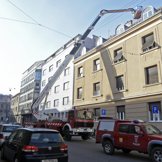 Vatrogasci saniraju krov i dimnjak zgrade u kojoj živi Zoran Milanović
