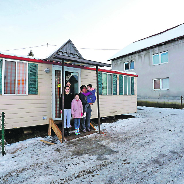 Na fotografiji: majka Ljiljana Arbutina sa kćerima Sarom, Nikolinom, Martinom i Petrom