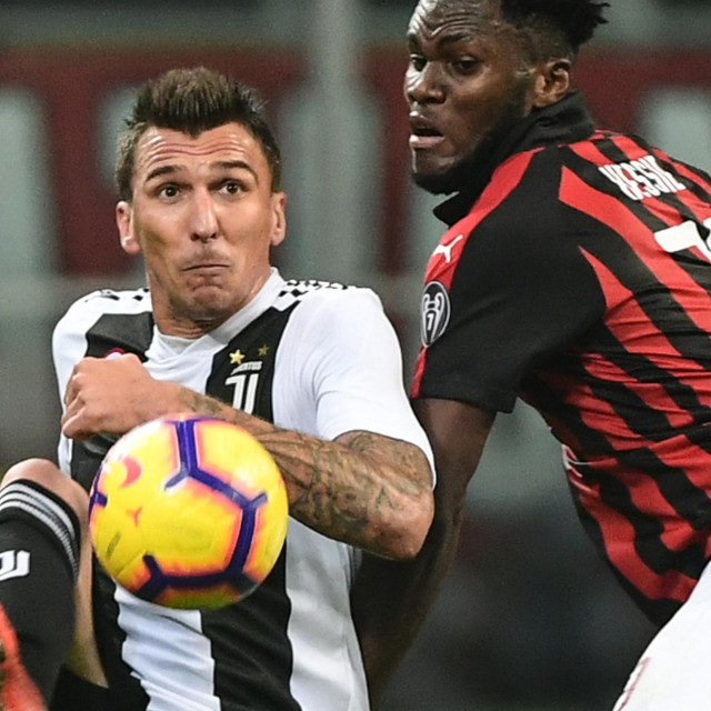 Mandžukić iz vremena dok je nosio Juventusov dres protiv Milanovog Francka Kessieja