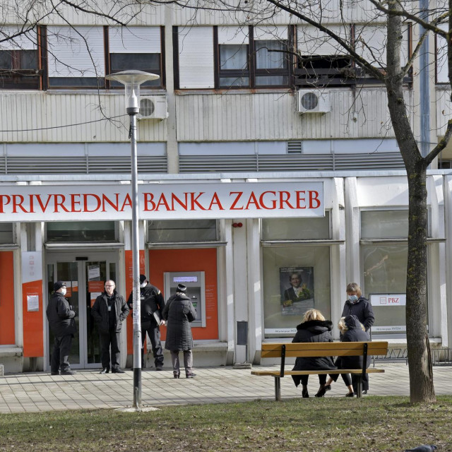 Na Trgu Ivana Kukuljevića u Španskom opljačkana je poslovnica Privredne banke.