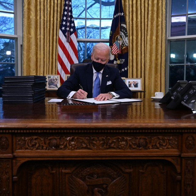 Joe Biden potpisuje svoje prve izvršne uredbe