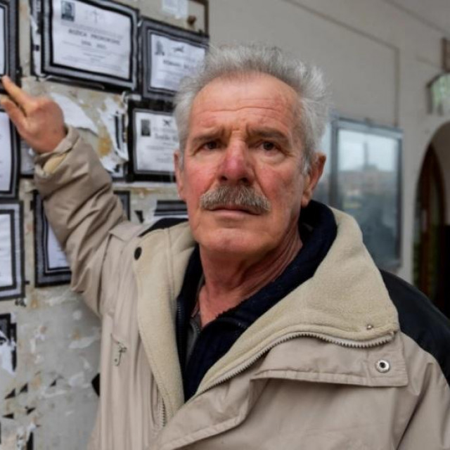 Branko Hrnjak kraj majčine osmrtnice