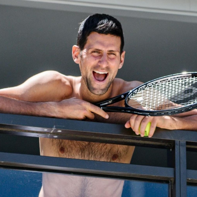 Novak Đoković ima sreću ili nesreću što mu je terasa uz cestu, pa mu nije dosadno...