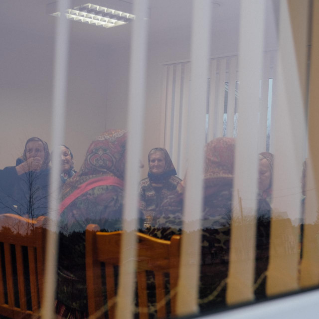 Stare žene na jednom od svojih redovnih okupljanja na otoku Kihnu 