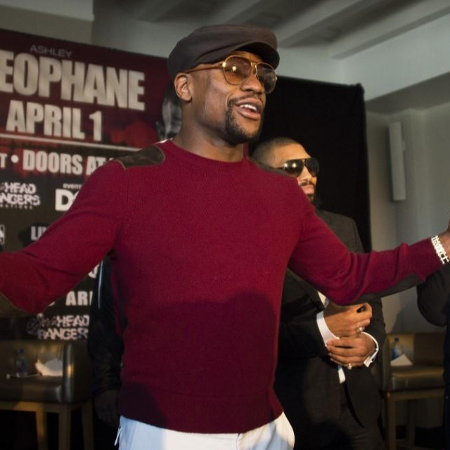 Promoter and former champion boxer Floyd Mayweather (C) speaks during a press conference announcing WBA super lightweight champion Adrien Broner's fight against Ashley Theophany, in Washington, DC, February 29, 2016. - The title contest is scheduled to take place April 1, 2016 at the D.C. Armory in Washington DC. (Photo by JIM WATSON/AFP)