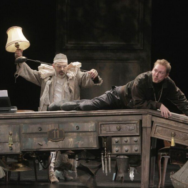 Glumci se sa scene ”javljaju” publici kako znaju da igraju Molièrea, a spominju i Zajeca te se osvrću na vlastitu poziciju i sve to dođe prirodno, kroz igru