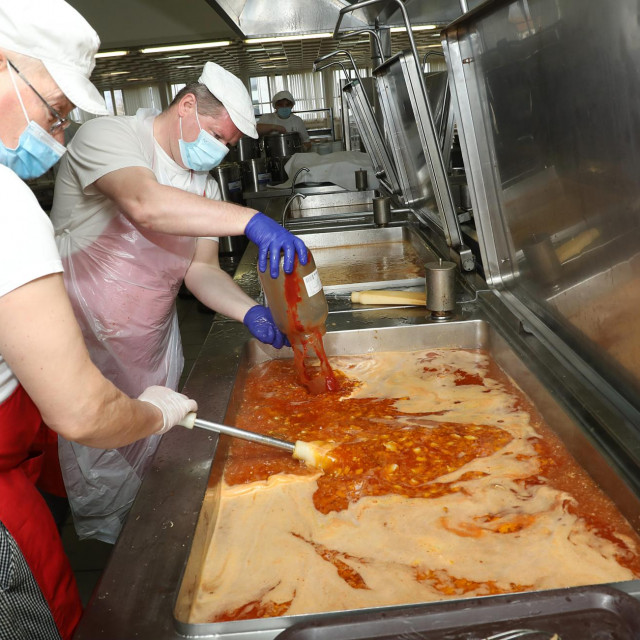 Kuhari Pletera pripremaju obroke za stradale u potresu.
 