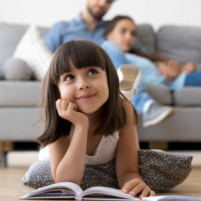 Darovita djeca imaju i neke osobite karakteristike, poput izrazite emocionalne senzibilnosti, kognitivne intenzivnosti, svijesti o vlastitoj neujednačenosti u razvoju, perfekcionizma...