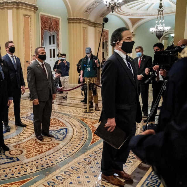 Devetero demokrata iz zastupničkog doma, koji će na suđenju biti tužitelji, donijelo je službenu optužnicu u dvoranu senata istim putem kojim su išle Trumpove pristalice 6. siječnja kada su provalile u zgradu Kongresa SAD-a sukobljavajući se s policijom.