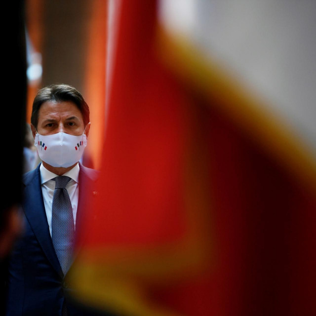 Conte mora ili skupiti grupaciju s kojom će u Senatu imati više od 161 mandata, ili pristati na Renzijevu ucjenu