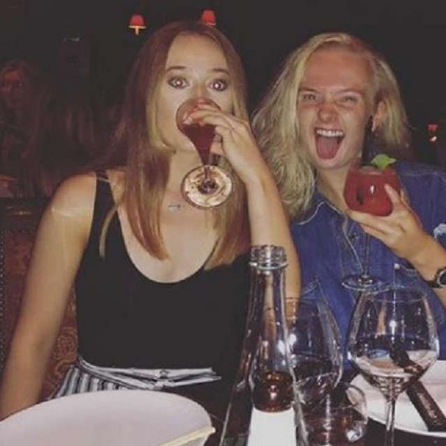 Francesca Jones (u sredini)