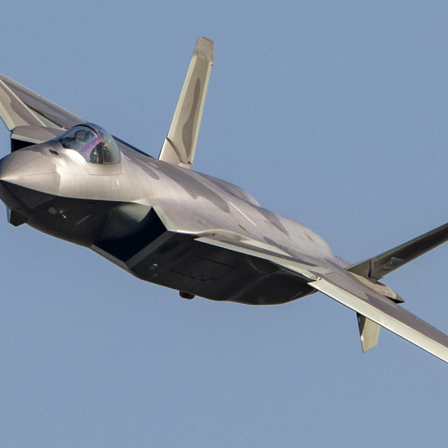 Kineski borbeni avion pete generacije Chengdu J-20
