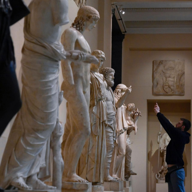 Visitors wearing face masks tour the Pushkin State Museum of Fine Arts as museums reopen following months-long closure due to the outbreak of the coronavirus disease, in Moscow on January 22, 2021. (Photo by Natalia KOLESNIKOVA/AFP)