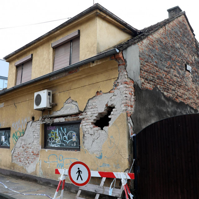 Napuštena kuća na uglu Okićke i Bosiljevske