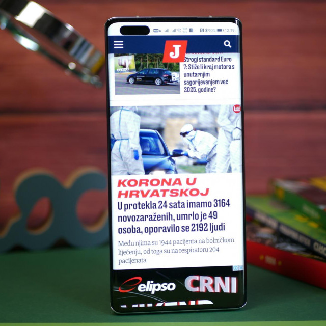 OLED ekran dijagonale 6,76 inča je zaobljen na rubovima