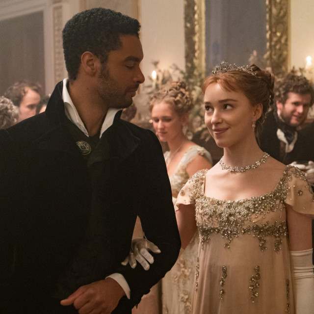 Rege-Jean Page kao Simon Basset i Phoebe Dynevor kao Daphne Bridgerton.