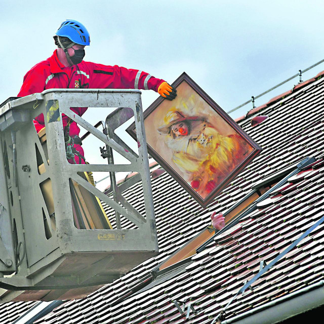 Spašavanje slika iz petrinjske galerije Krsto Hegedušić: neka od spašenih djela bit će u sklopu Noći muzeja izložena na otvorenom