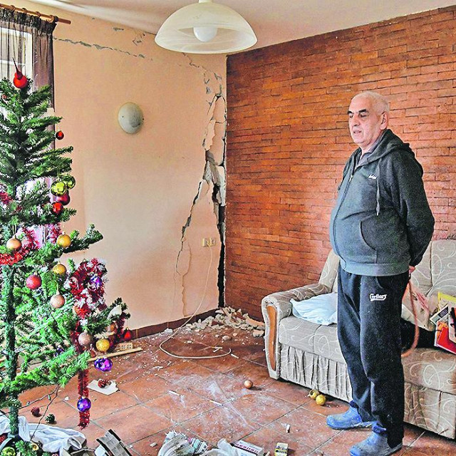 Kuća Ivana Marinovića zbog narušene statike morat će se rušiti. U dnevnom boravku još stoji okićen bor