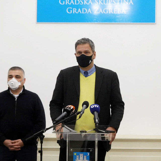 Kristijan Jelić (u sredini)