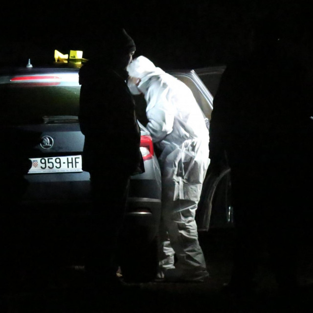 Očevid na sporednom putu između Vodica i Tribunja gdje su policajci pronašli mrtvo tijelo osumnjičenog za četiri ubojstva Branka Kolopera i njegov automobil Skodu Karoq