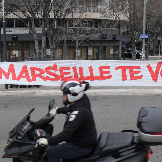 Navijački transparent u gradu protiv predsjednika kluba