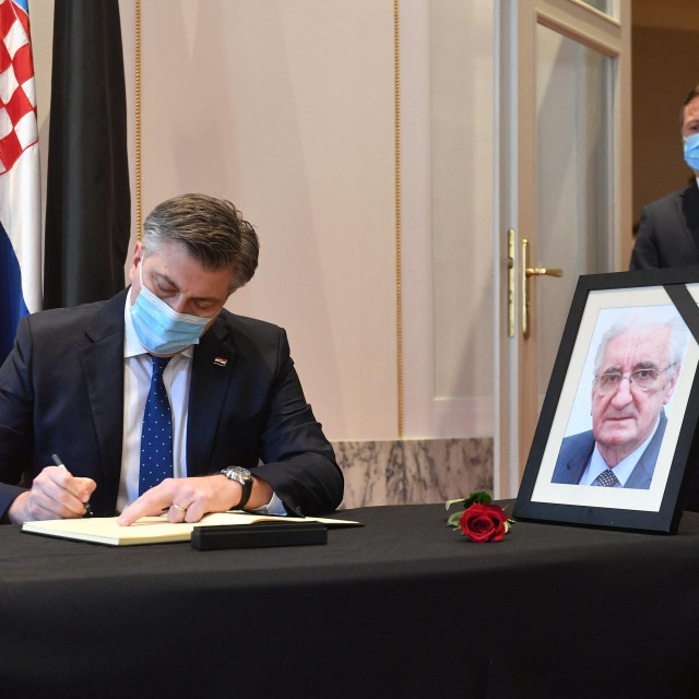 Gordan Jandroković i Andrej Plenković upisali su se u knjigu žalosti povodom smrti saborskog zastupnika Miroslava Tuđmana.
 