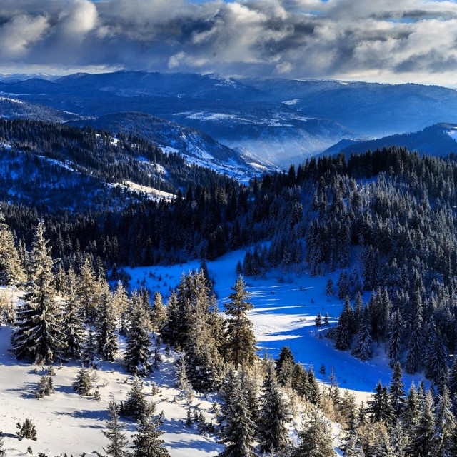 Planina Zlatar nalazi se u zapadnom dijelu Srbije