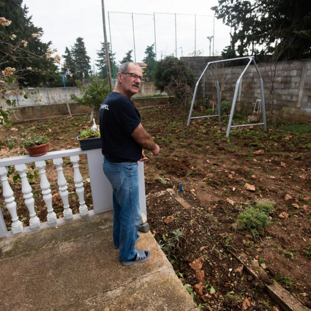 Pirotehničari su prekopali cijelo dvorište i našli još tri nagazne mine, aktivne, s upaljačima - govori Ivan Sanković
