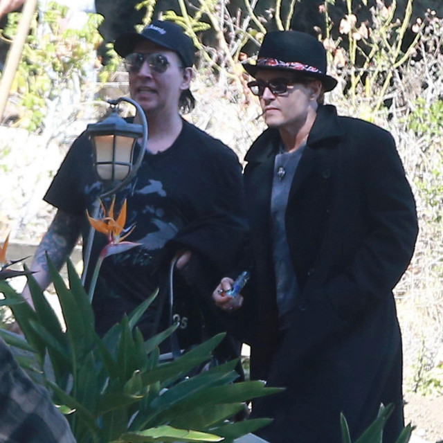 Paparazzi su 2014. u Los Angelesu uhvatili Deppa i Mansona kako se druže po gradu noseći staklenu lulu i marihuanu