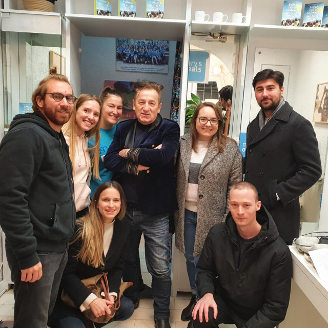 Ekipa iz organizacije Marijinih obroka s Mladenom Bodalecom