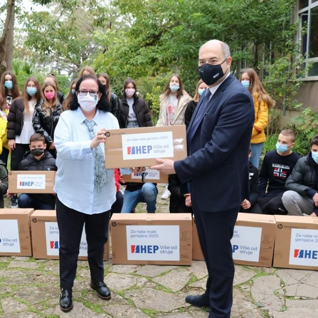 Frane Barbarić i ravnateljica OŠ Ostrog Silvana Maganjić s učenicima
