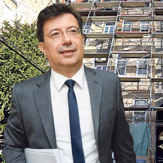 Stambena zgrada na adresi Kačićeva 6; Željko Uhlir (lijevo)