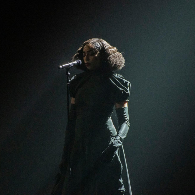 Celeste Epiphany Waite uživo na Brit Awards 2020.