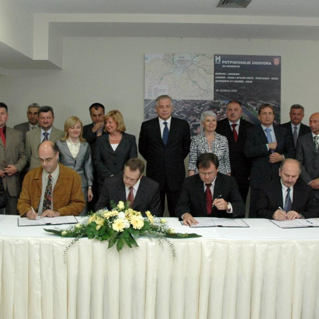 Svečanom činu potpisivanja ugovora u svibnju 2009. svjedočili su tadašnji premijer Ivo Sanader i njegova zamjenica Jadranka Kosor