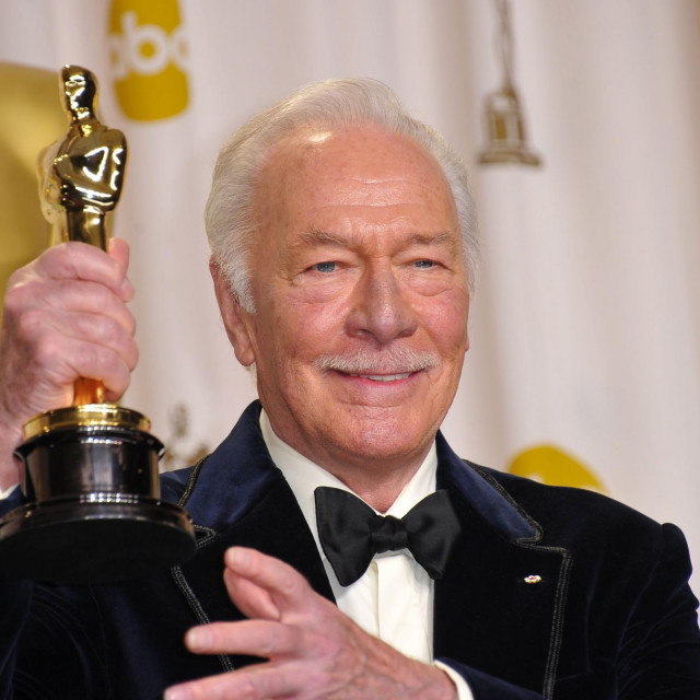 Christopher Plummer drži Oscara koji je dobio za film ”Beginners”