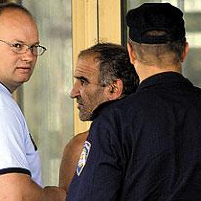 Niko Batljan tijekom privođenja 2007. (u sredini), arhiva