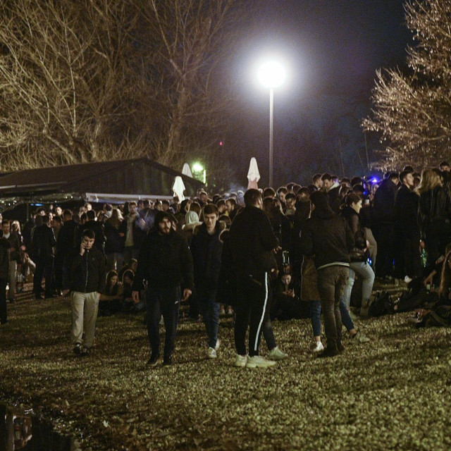 Mladi se zabavljaju na Jarunu